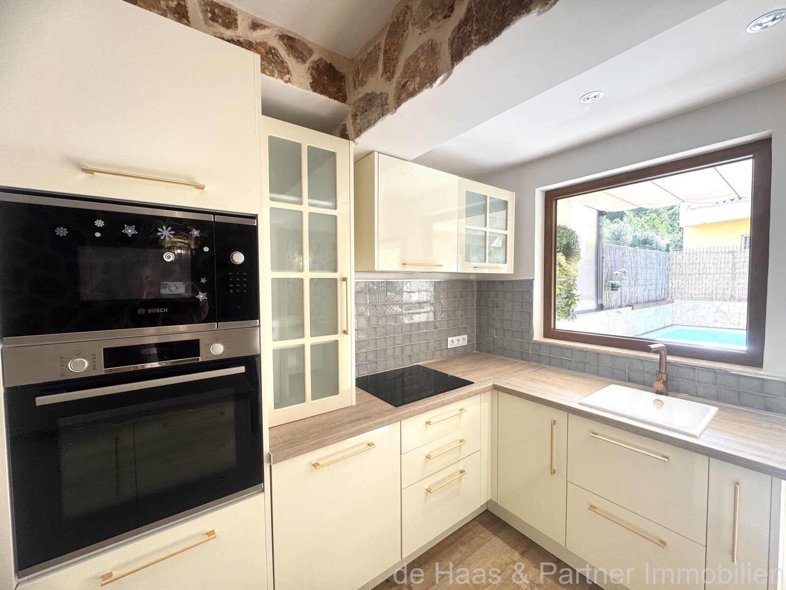 Modern terraced house with pool and small sea view in a central location