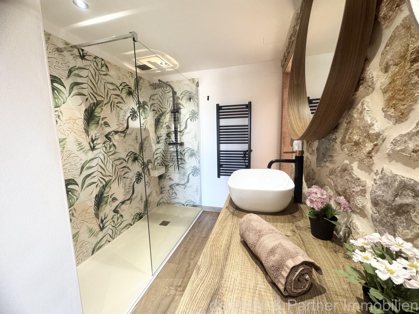 Modern terraced house with pool and small sea view in a central location