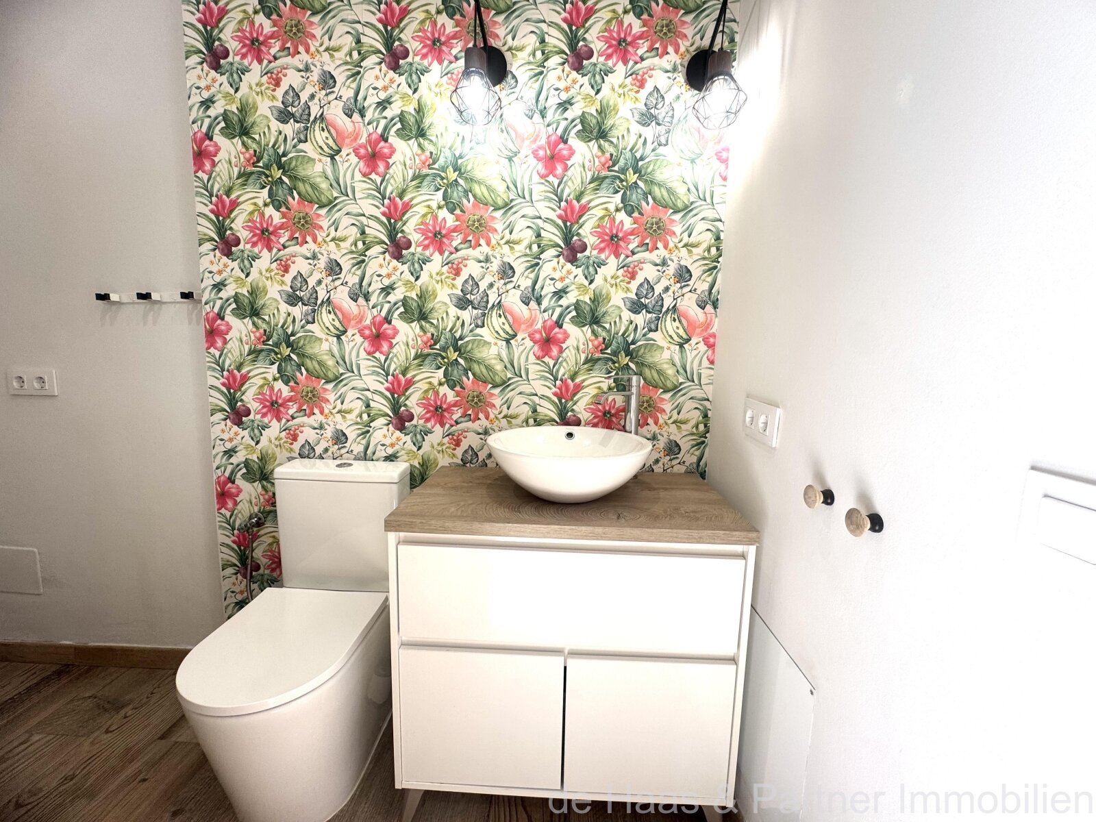 Modern terraced house with pool and small sea view in a central location