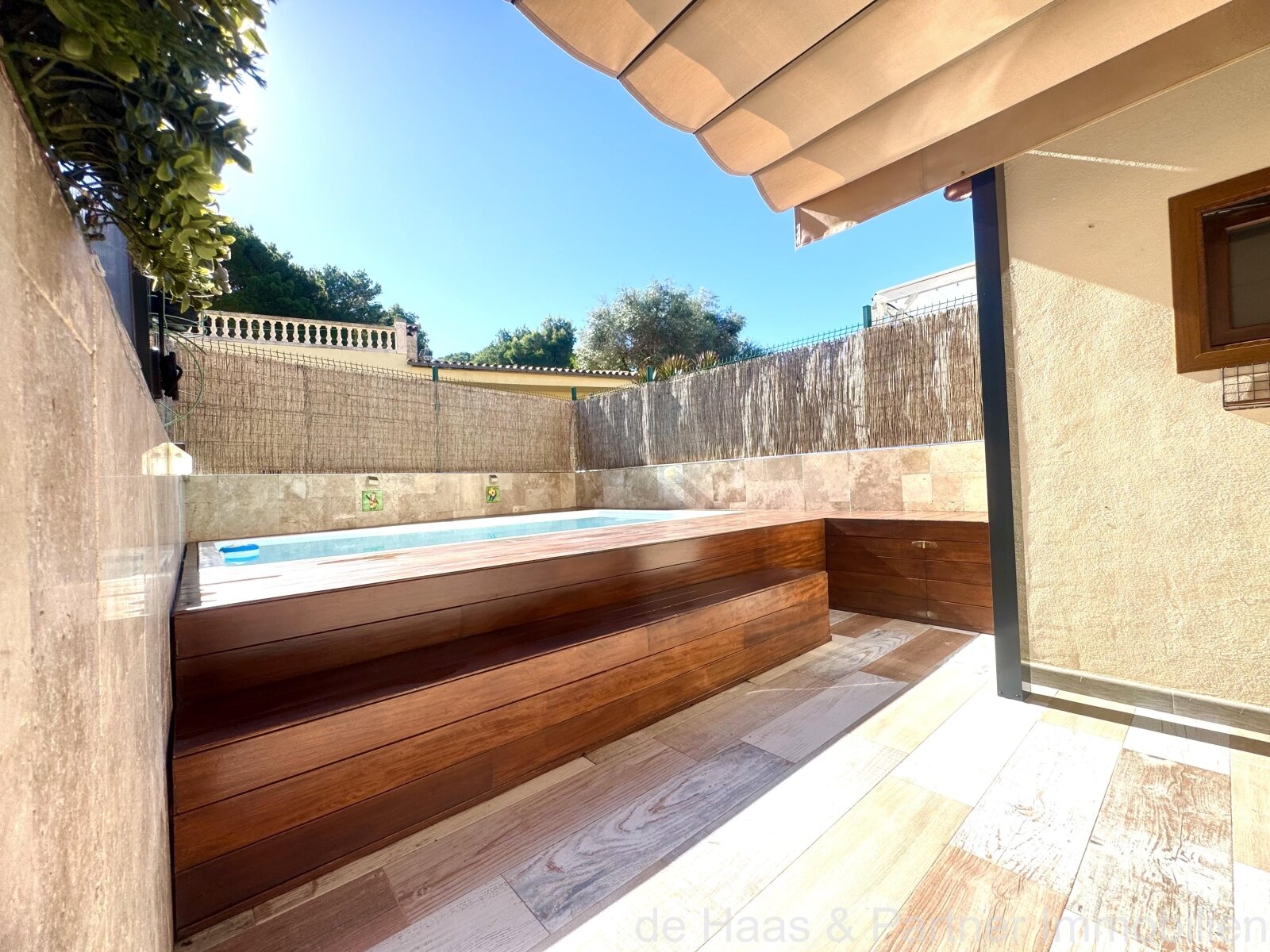 Modern terraced house with pool and small sea view in a central location