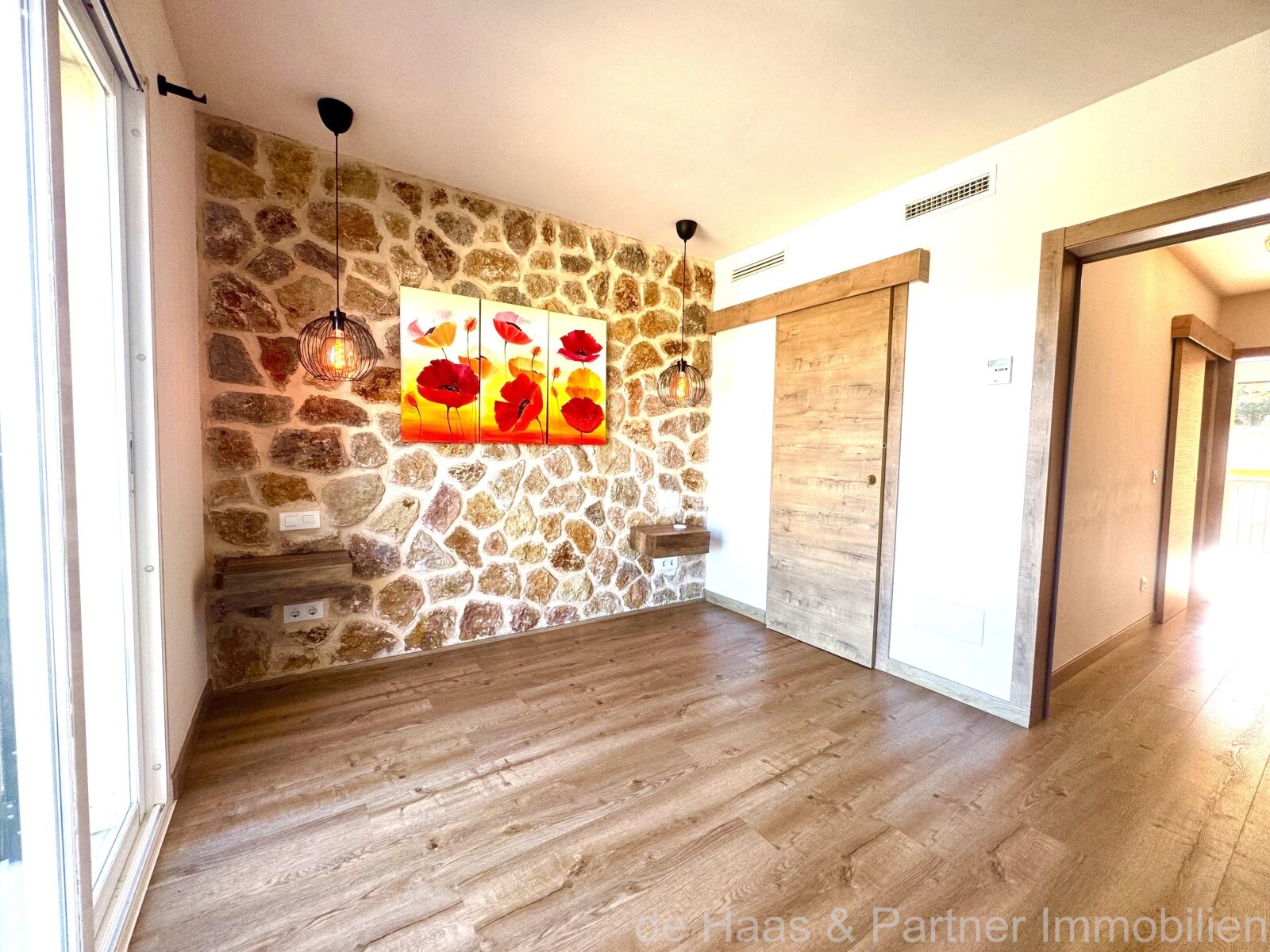 Modern terraced house with pool and small sea view in a central location