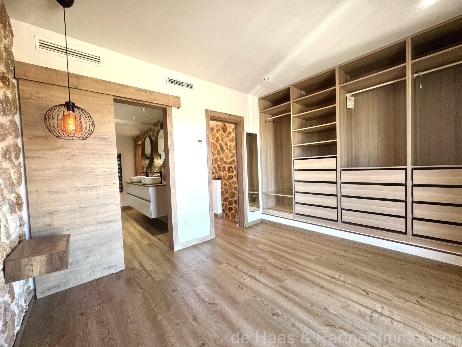 Modern terraced house with pool and small sea view in a central location