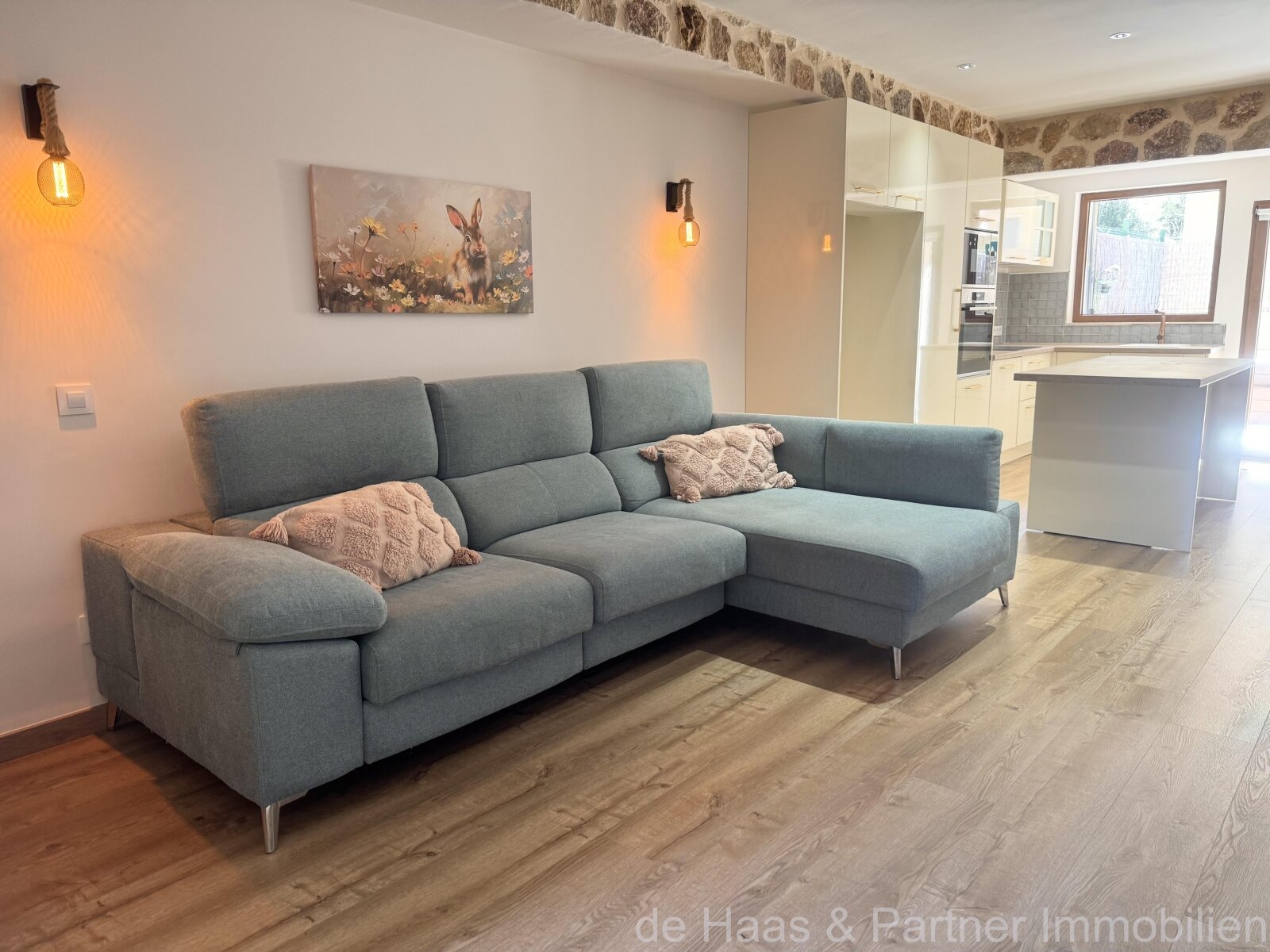 Modern terraced house with pool and small sea view in a central location