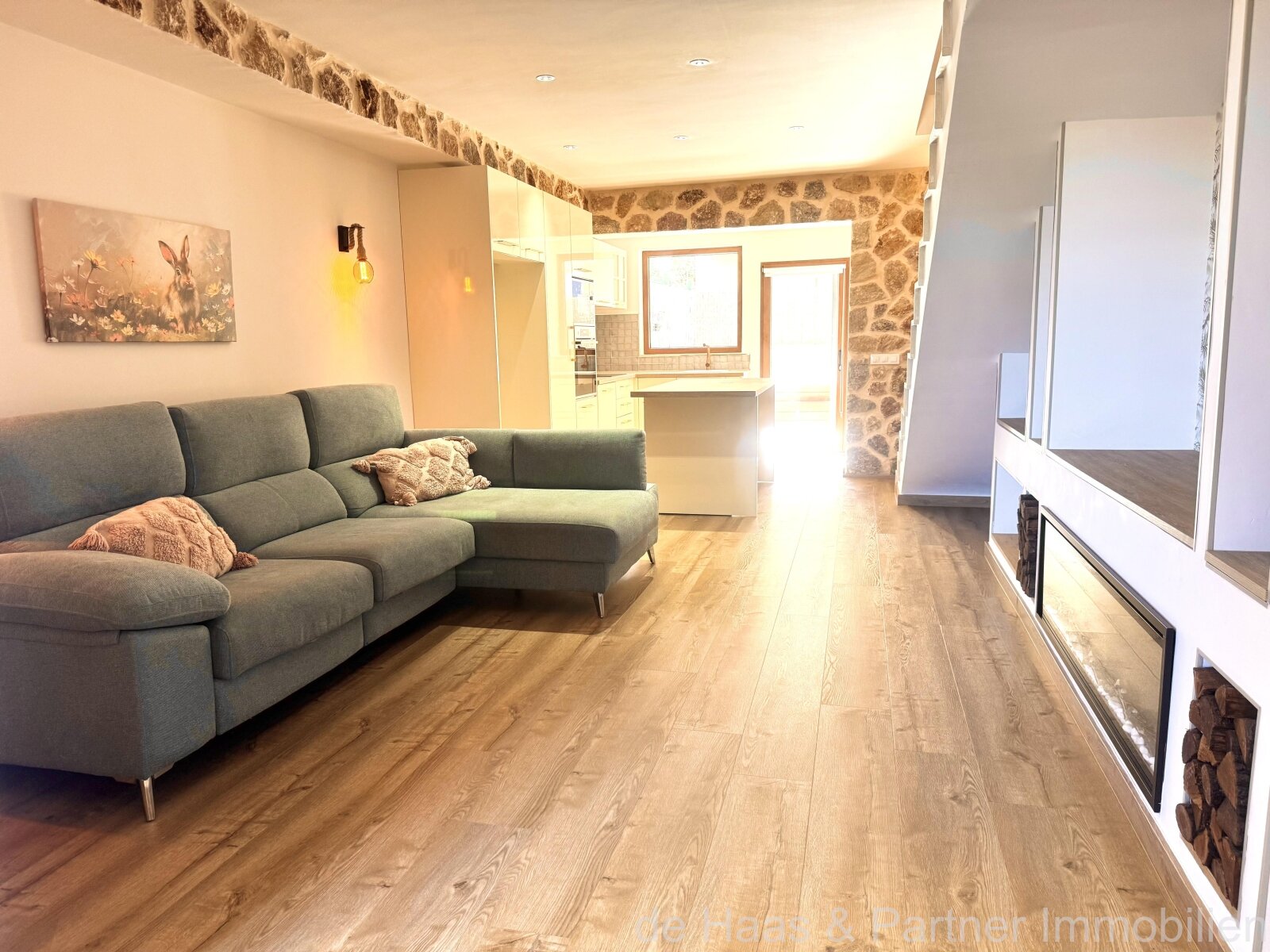 Modern terraced house with pool and small sea view in a central location