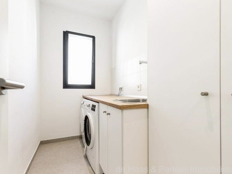 Charming townhouse with large patio, terrace and garage