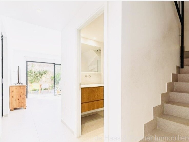 Charming townhouse with large patio, terrace and garage