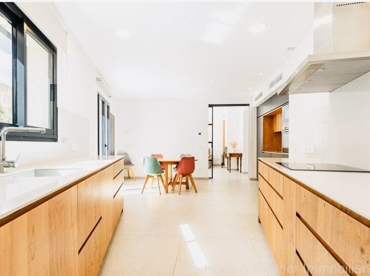 Charming townhouse with large patio, terrace and garage