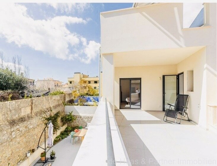 Charming townhouse with large patio, terrace and garage