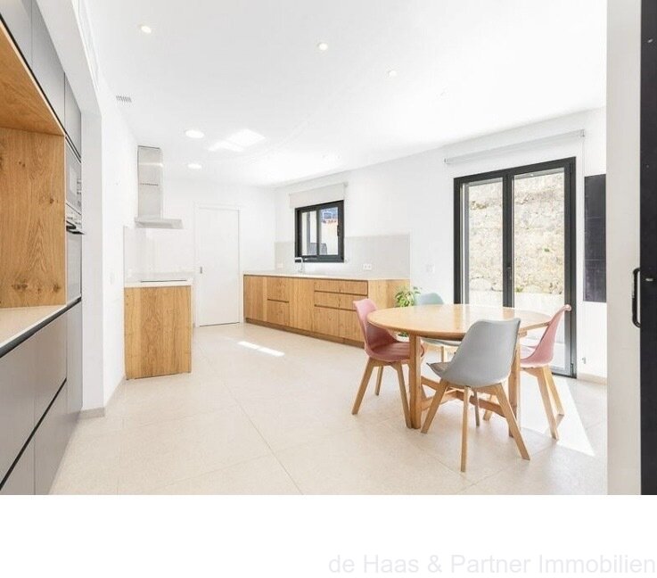 Charming townhouse with large patio, terrace and garage