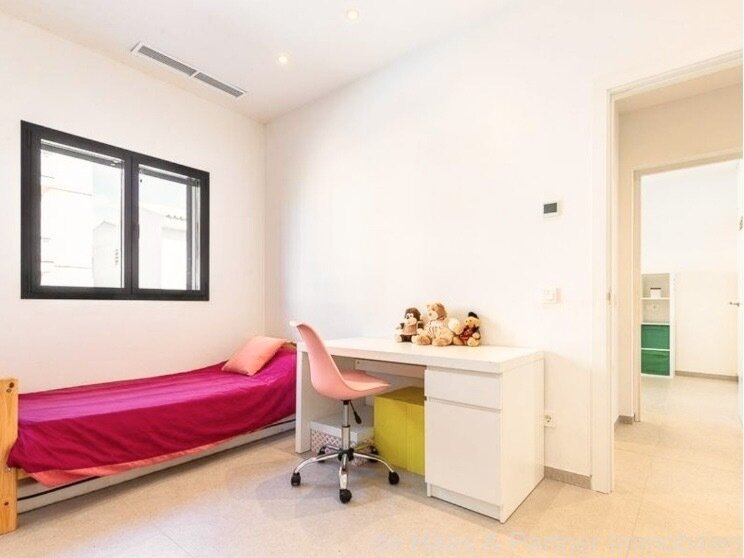 Charming townhouse with large patio, terrace and garage