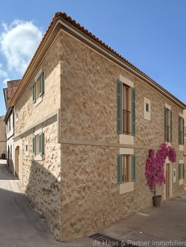 Central townhouse with patio and pool
