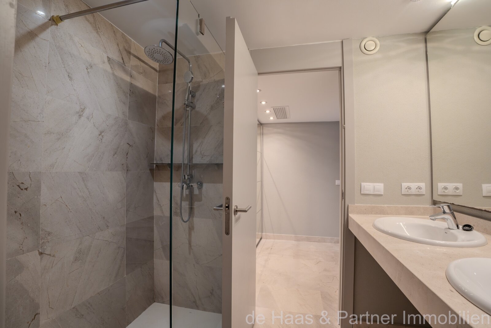 Exclusive penthouse with two large terraces and fantastic sea views