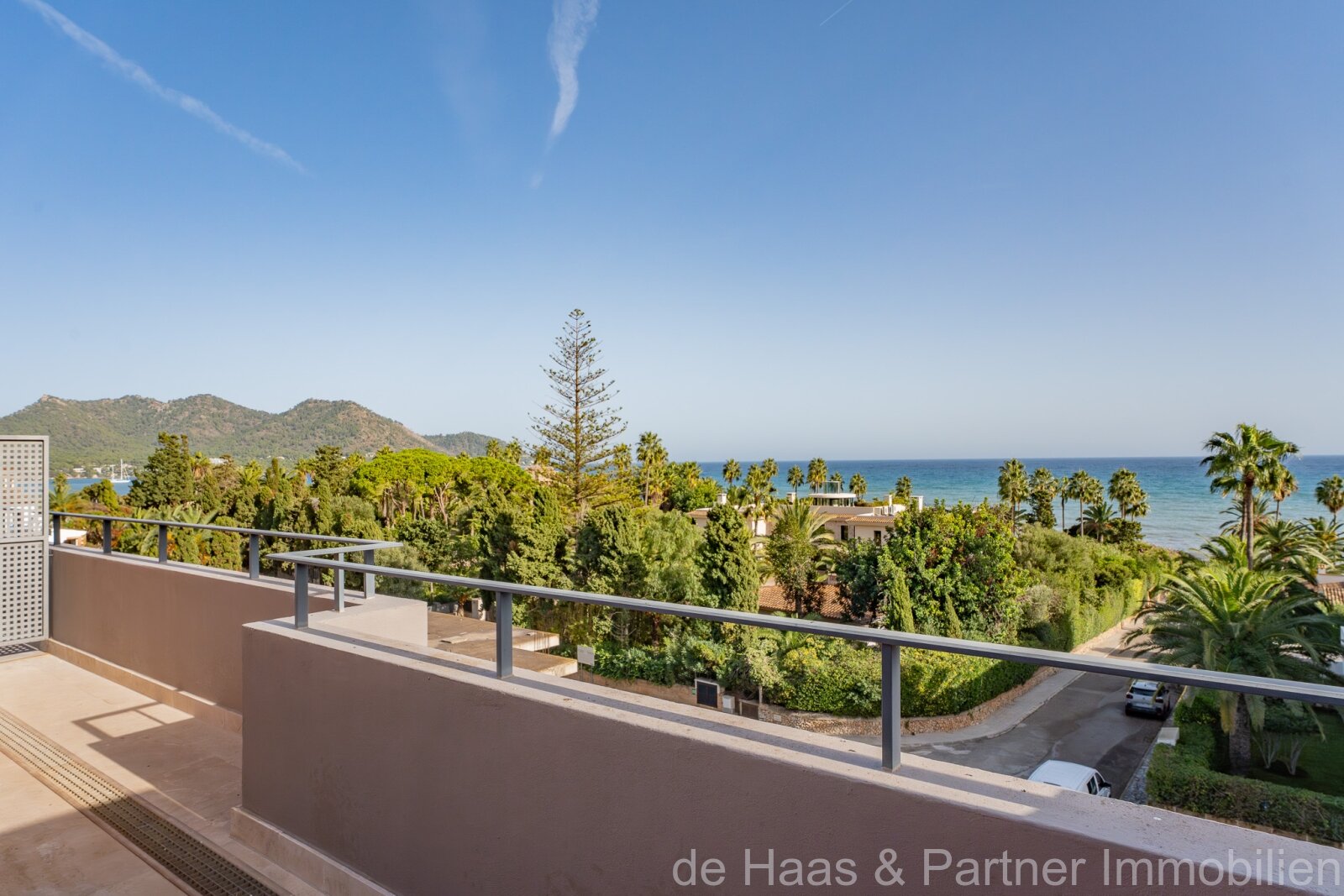 Exclusive penthouse with two large terraces and fantastic sea views