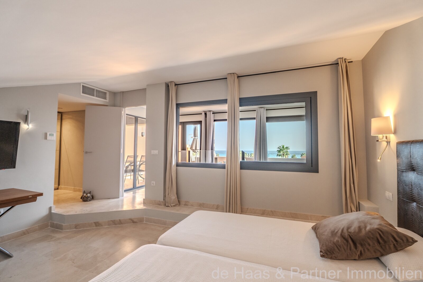 Exclusive penthouse with two large terraces and fantastic sea views