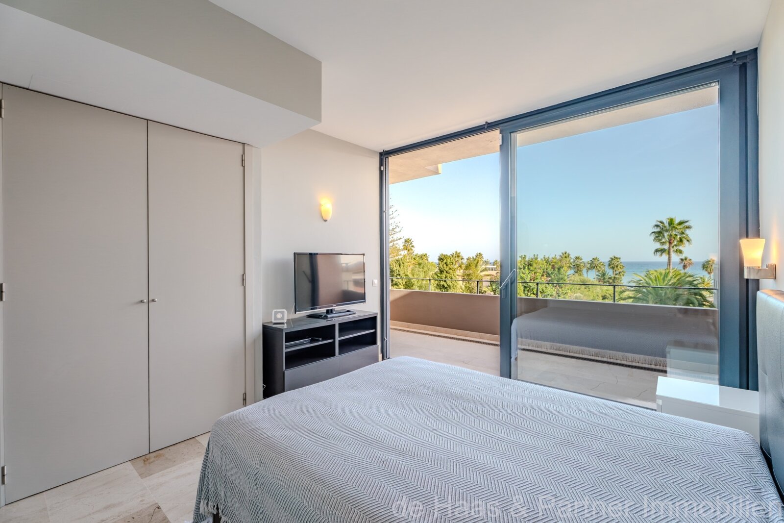 Exclusive penthouse with two large terraces and fantastic sea views