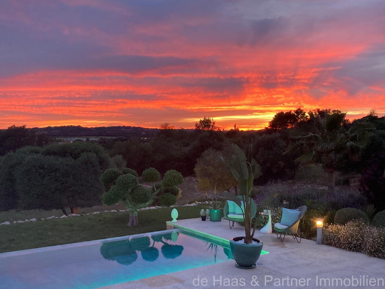 High-quality luxury finca with stunning views of the countryside, many extras and a rental license