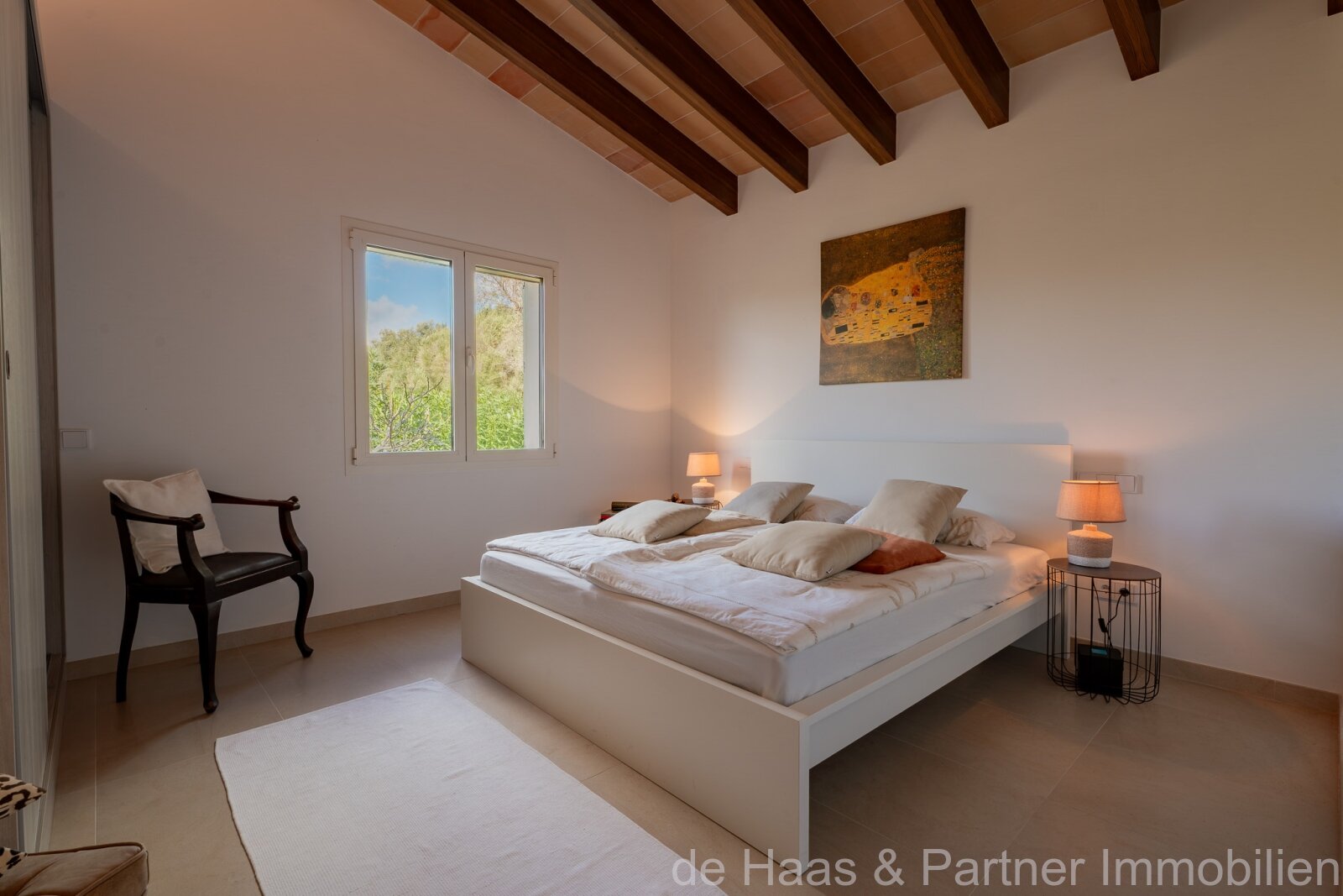 High-quality luxury finca with stunning views of the countryside, many extras and a rental license