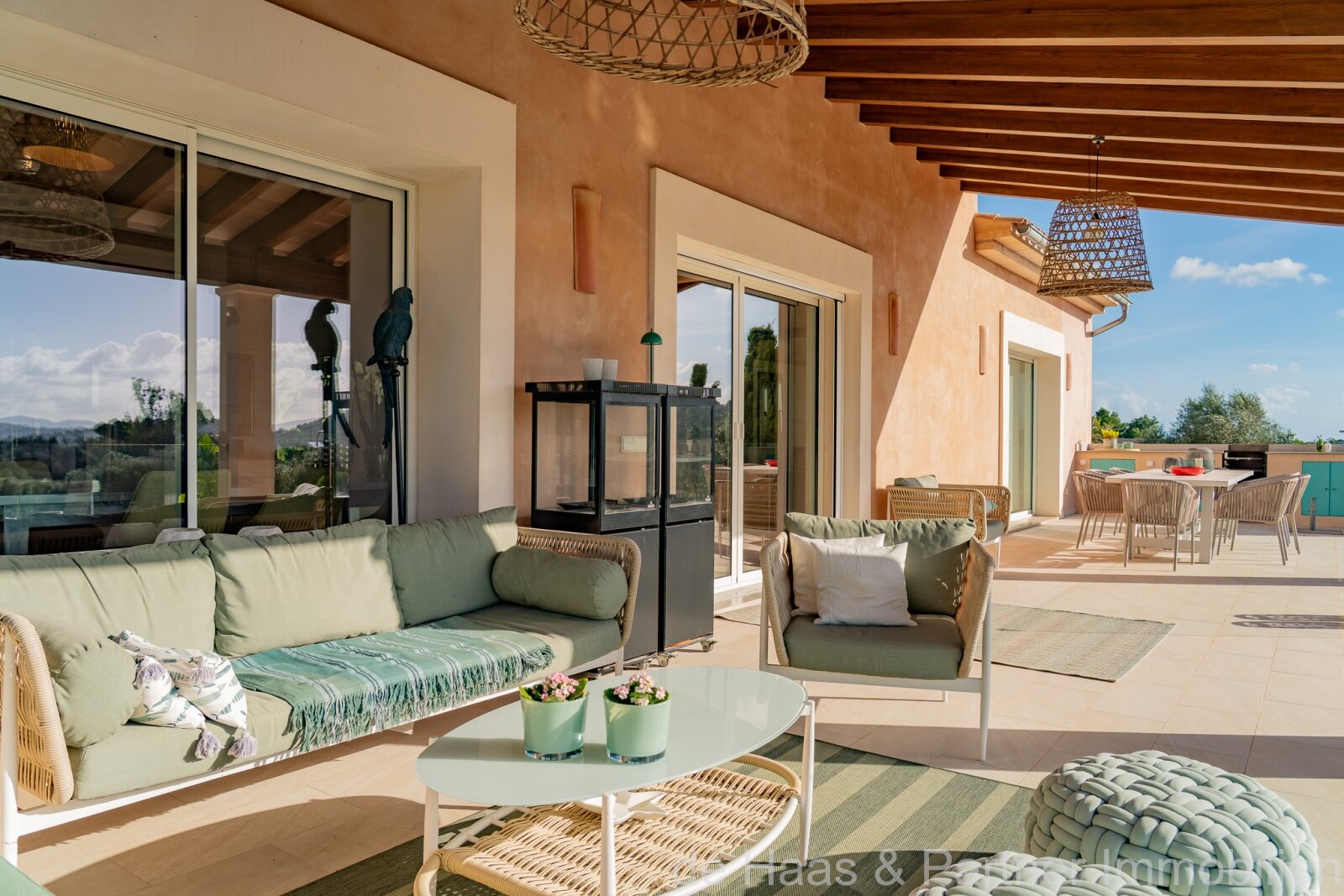 High-quality luxury finca with stunning views of the countryside, many extras and a rental license