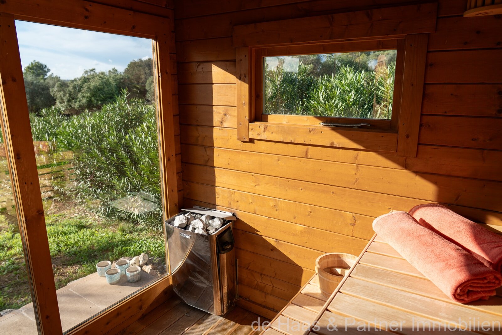 High-quality luxury finca with stunning views of the countryside, many extras and a rental license