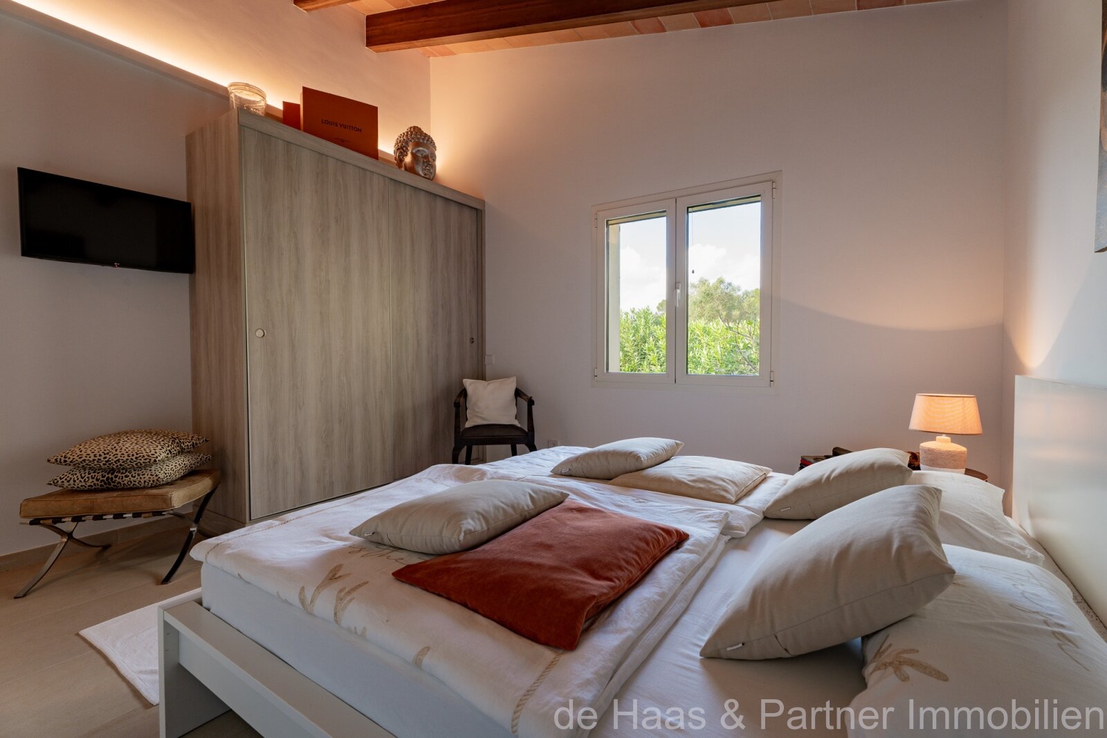 High-quality luxury finca with stunning views of the countryside, many extras and a rental license