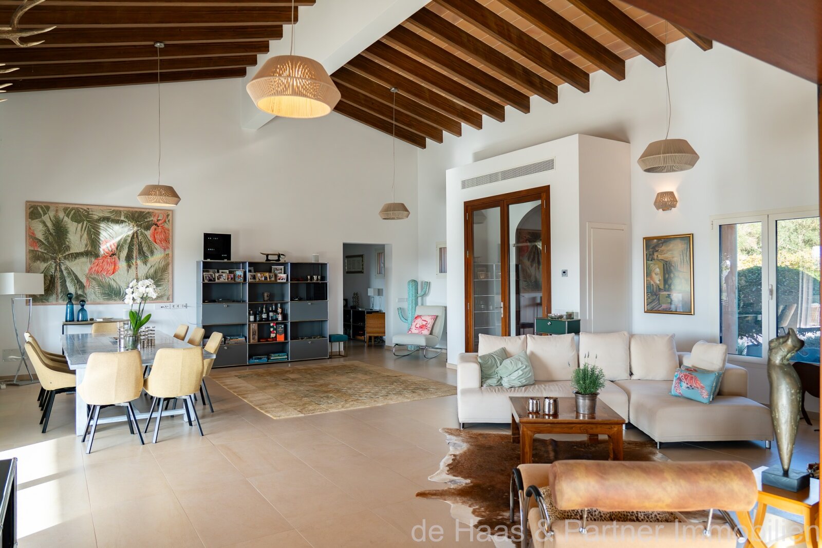 High-quality luxury finca with stunning views of the countryside, many extras and a rental license