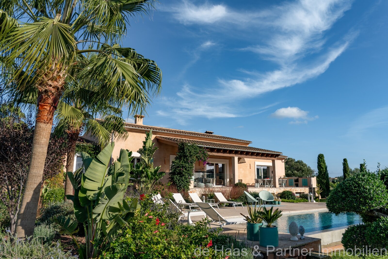 High-quality luxury finca with stunning views of the countryside, many extras and a rental license
