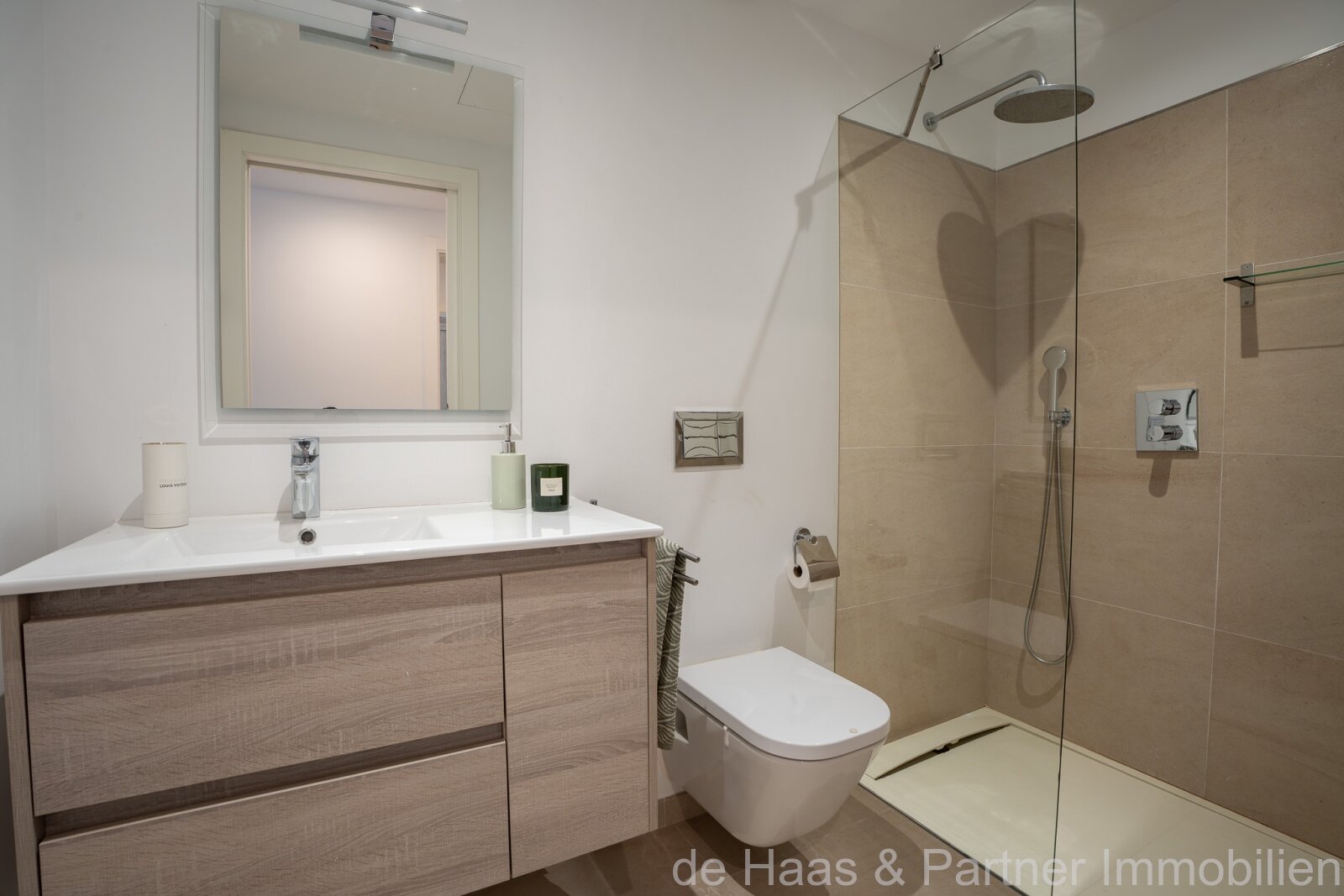 High-quality luxury finca with stunning views of the countryside, many extras and a rental license