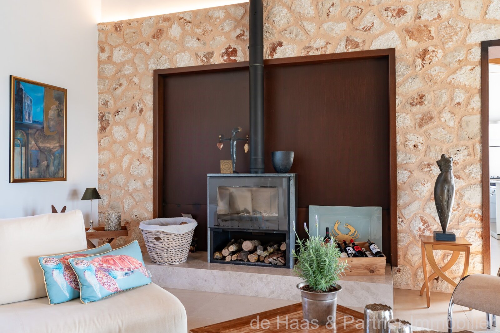 High-quality luxury finca with stunning views of the countryside, many extras and a rental license