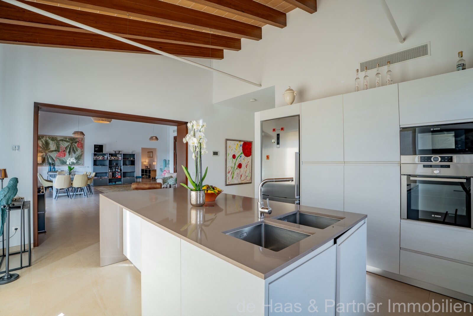 High-quality luxury finca with stunning views of the countryside, many extras and a rental license