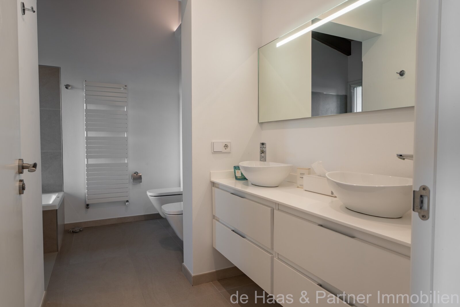 High-quality luxury finca with stunning views of the countryside, many extras and a rental license