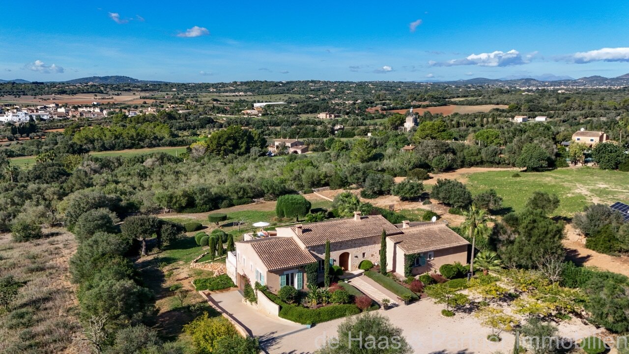 High-quality luxury finca with stunning views of the countryside, many extras and a rental license