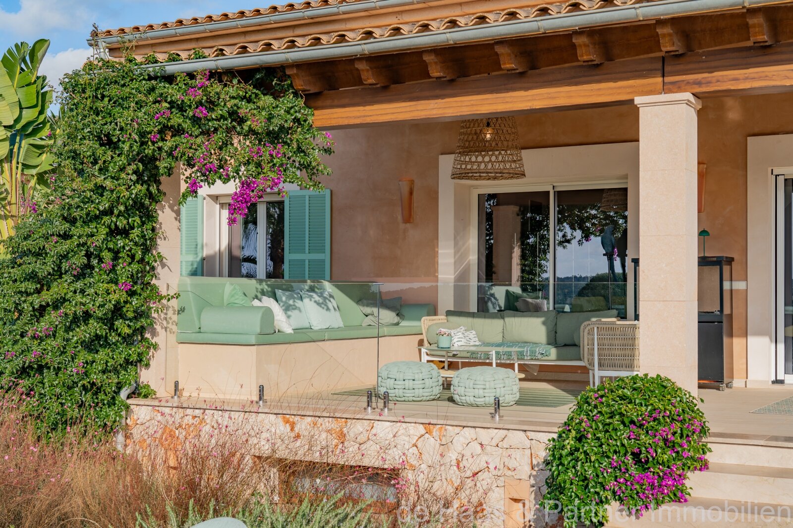 High-quality luxury finca with stunning views of the countryside, many extras and a rental license