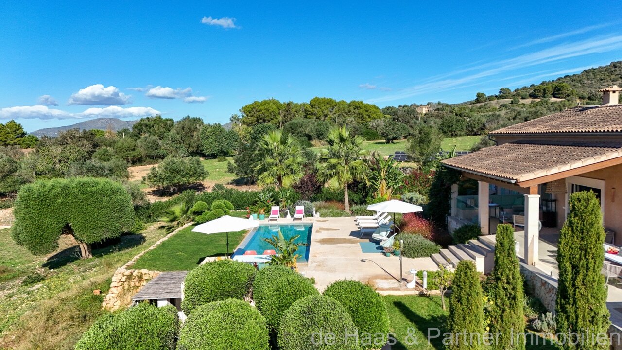 High-quality luxury finca with stunning views of the countryside, many extras and a rental license