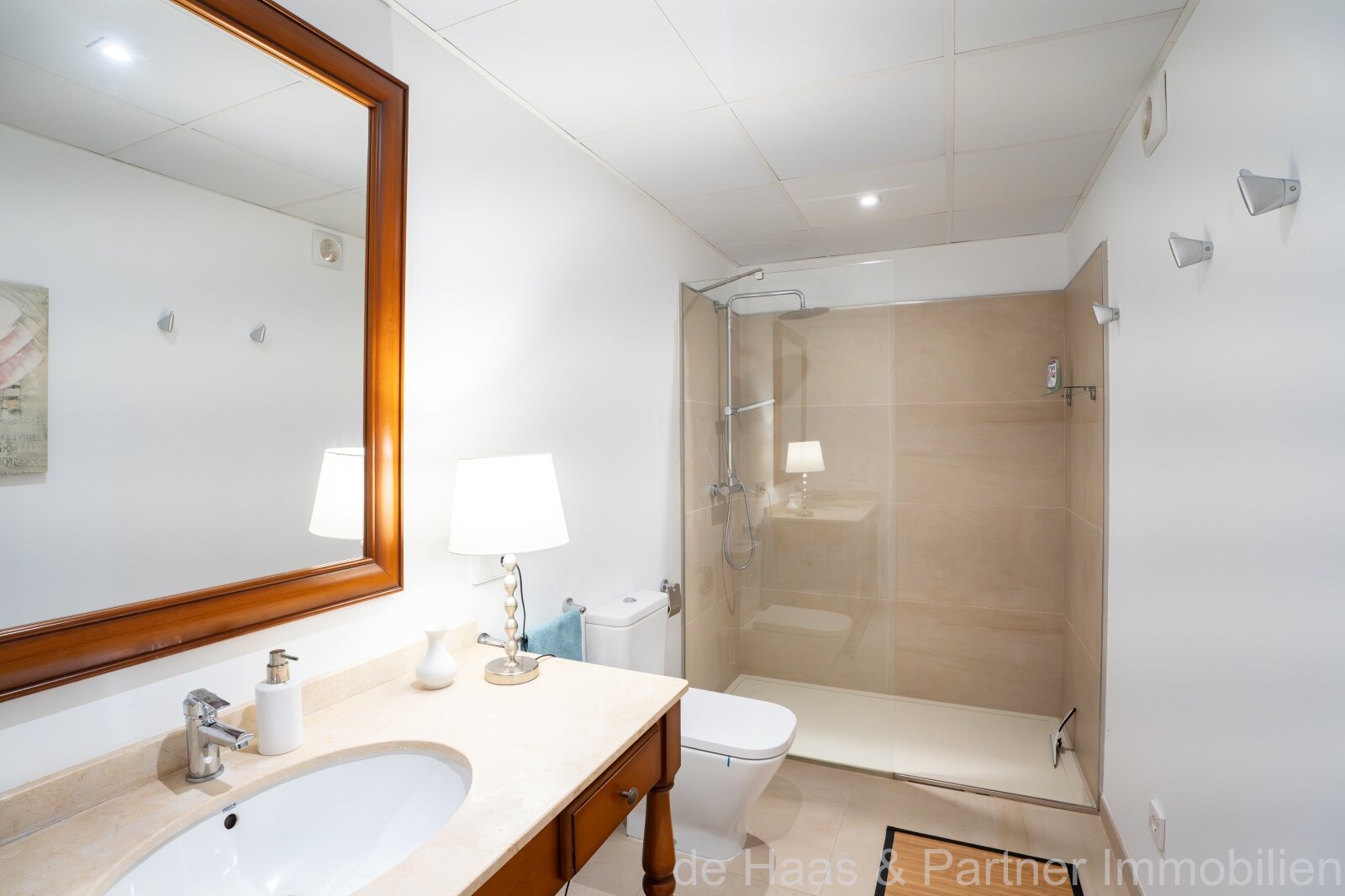 High-quality luxury finca with stunning views of the countryside, many extras and a rental license