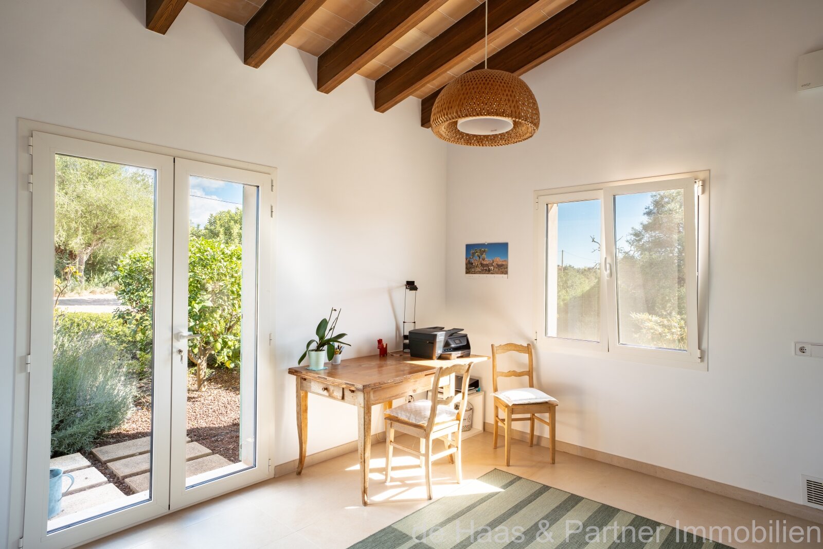 High-quality luxury finca with stunning views of the countryside, many extras and a rental license