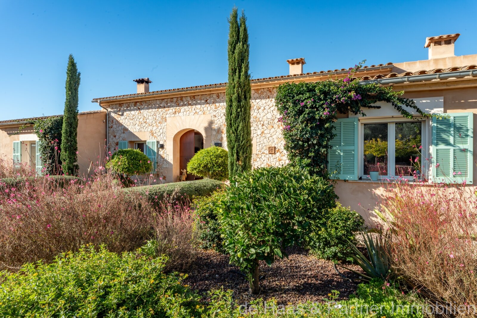 High-quality luxury finca with stunning views of the countryside, many extras and a rental license