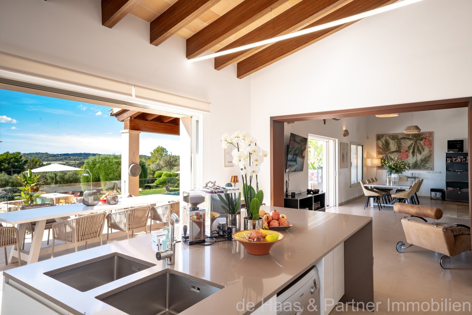 High-quality luxury finca with stunning views of the countryside, many extras and a rental license