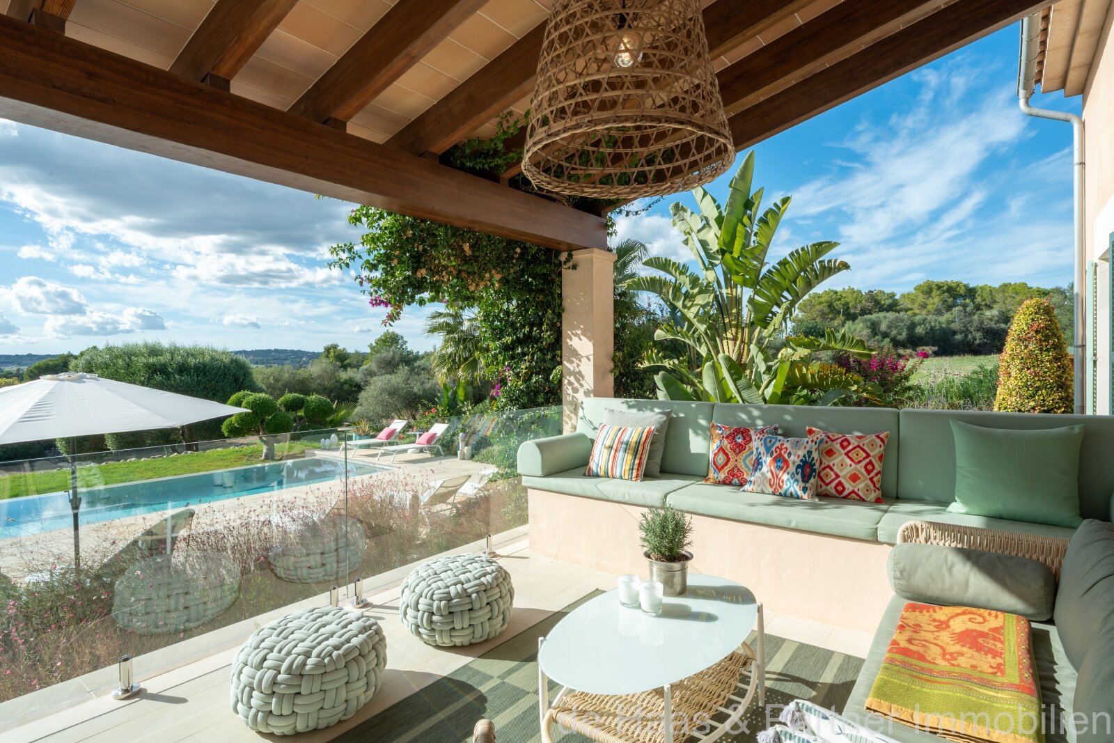 High-quality luxury finca with stunning views of the countryside, many extras and a rental license
