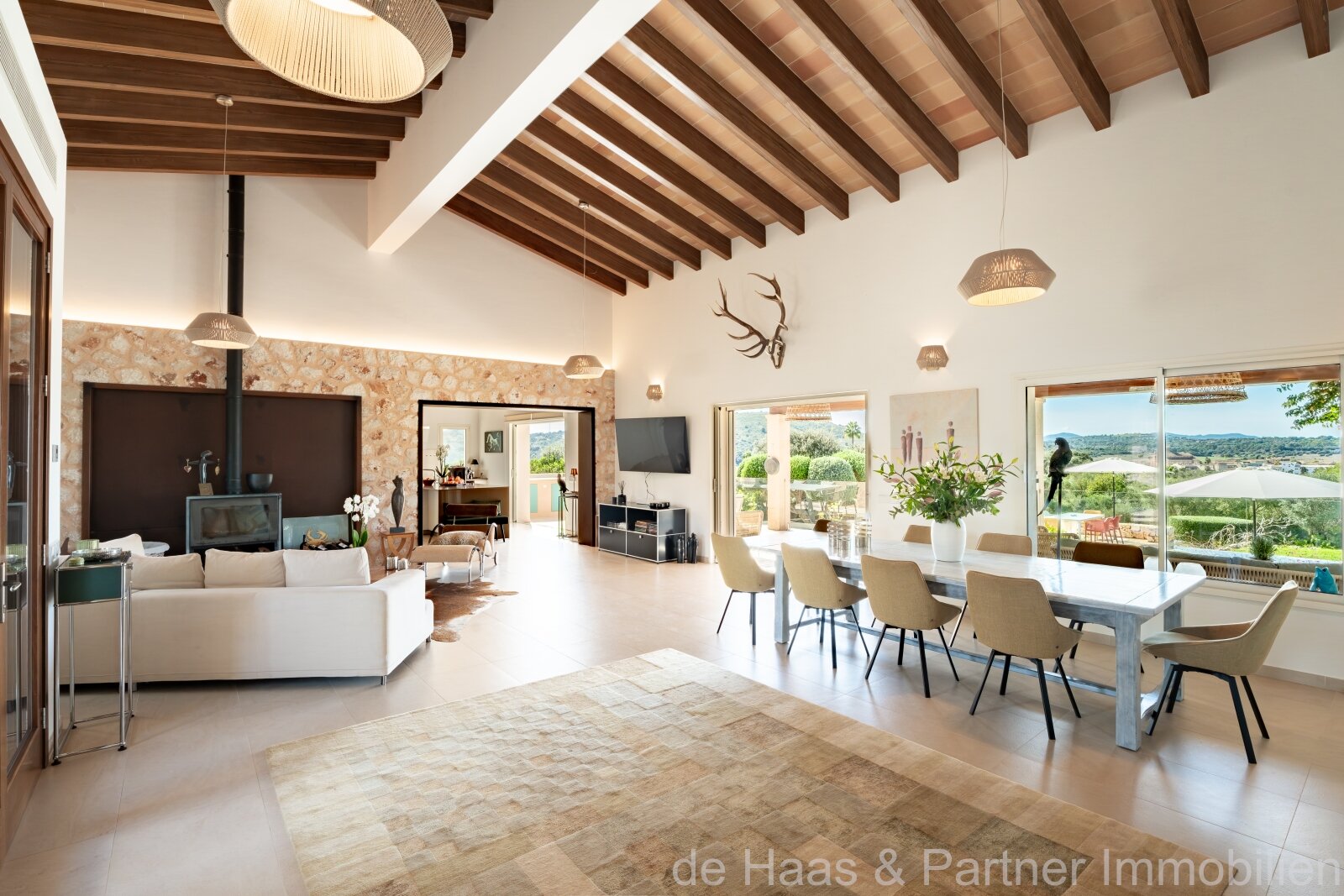 High-quality luxury finca with stunning views of the countryside, many extras and a rental license