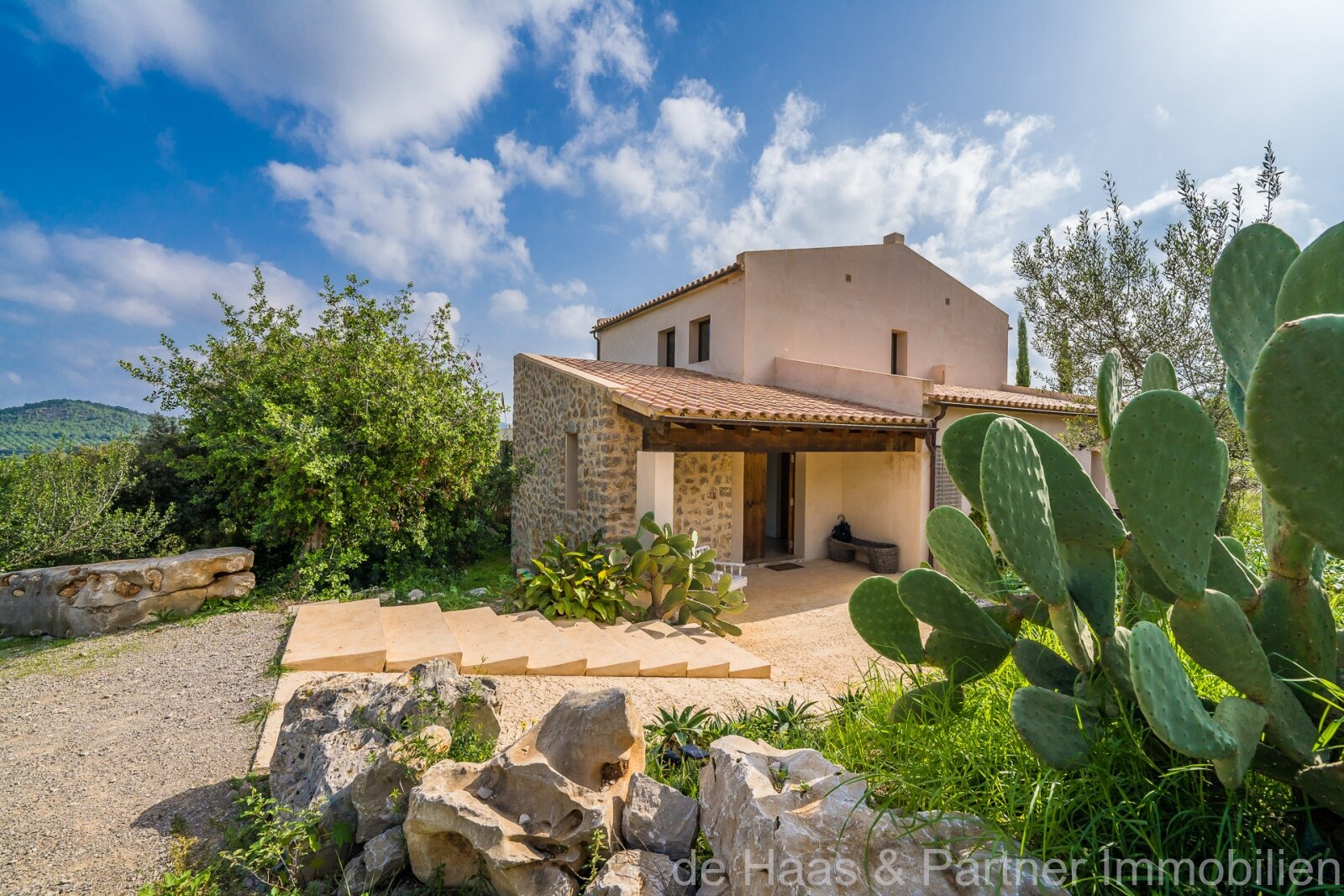 Very large finca in a prime location with fantastic views to the sea