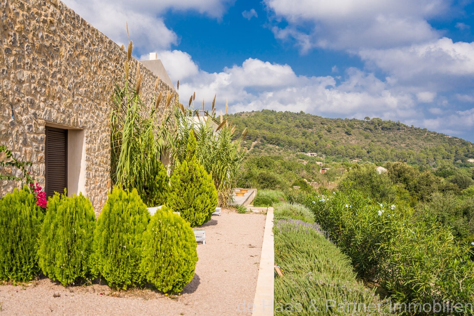 Very large finca in a prime location with fantastic views to the sea