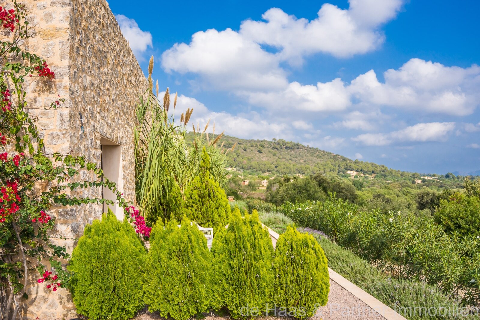 Very large finca in a prime location with fantastic views to the sea