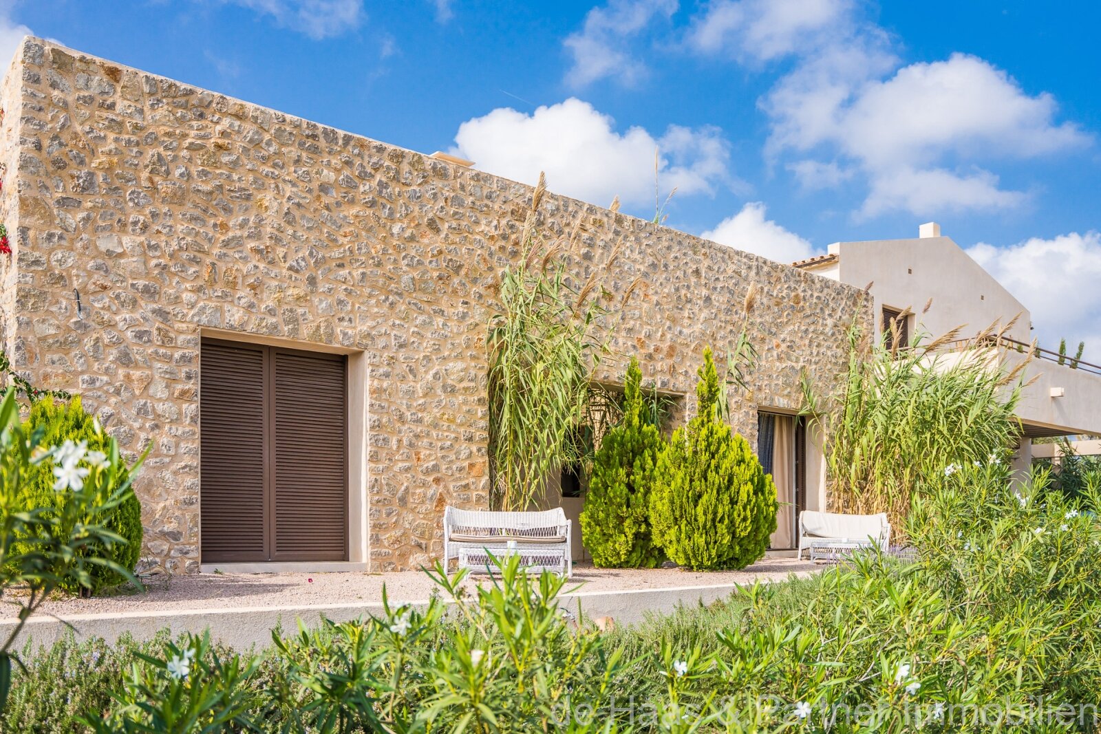 Very large finca in a prime location with fantastic views to the sea