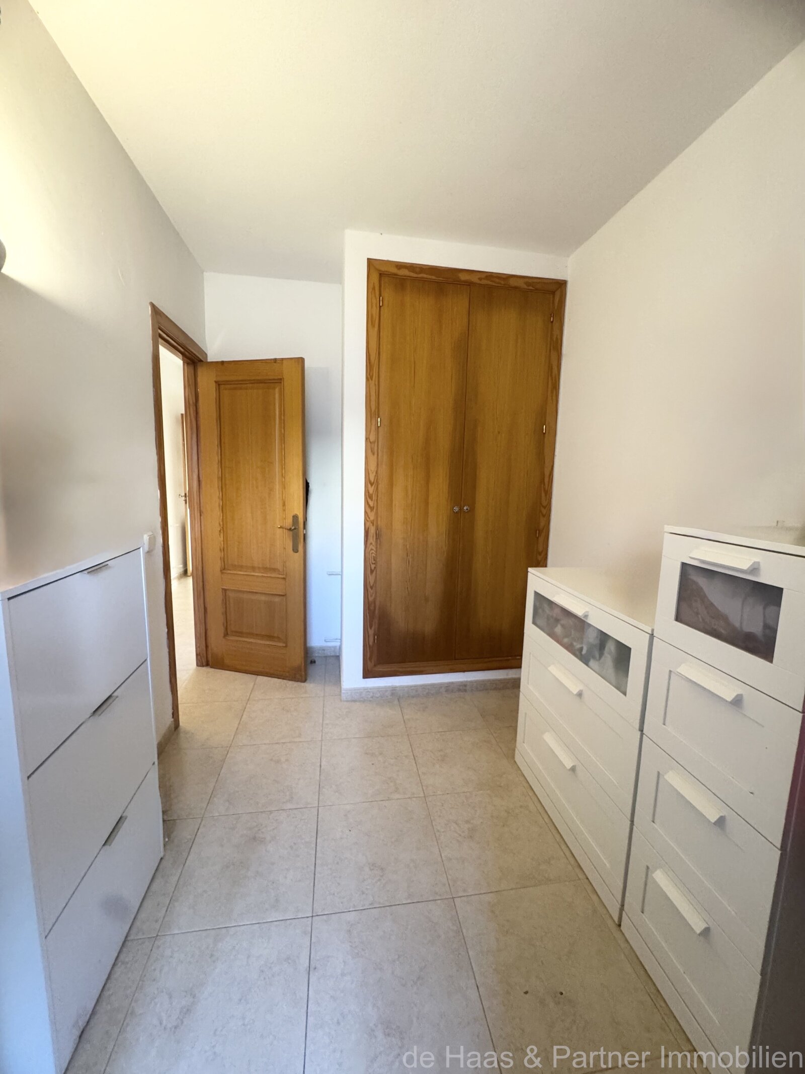 Stylish ground-floor flat with terrace and private parking space