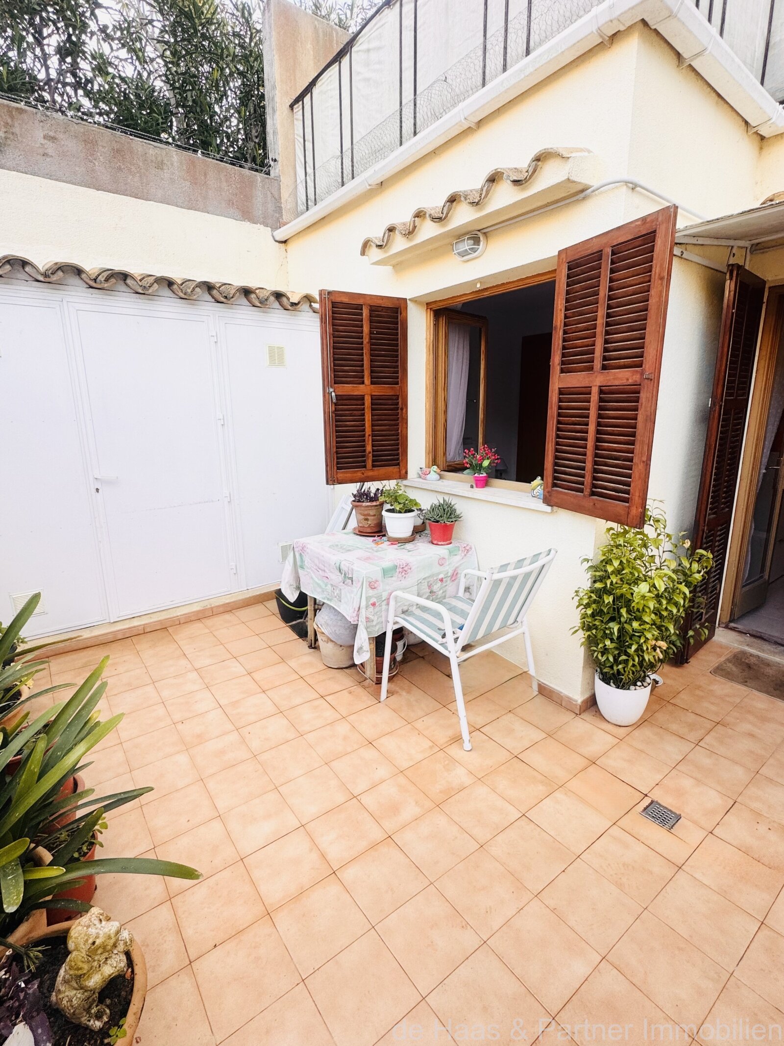 Stylish ground-floor flat with terrace and private parking space