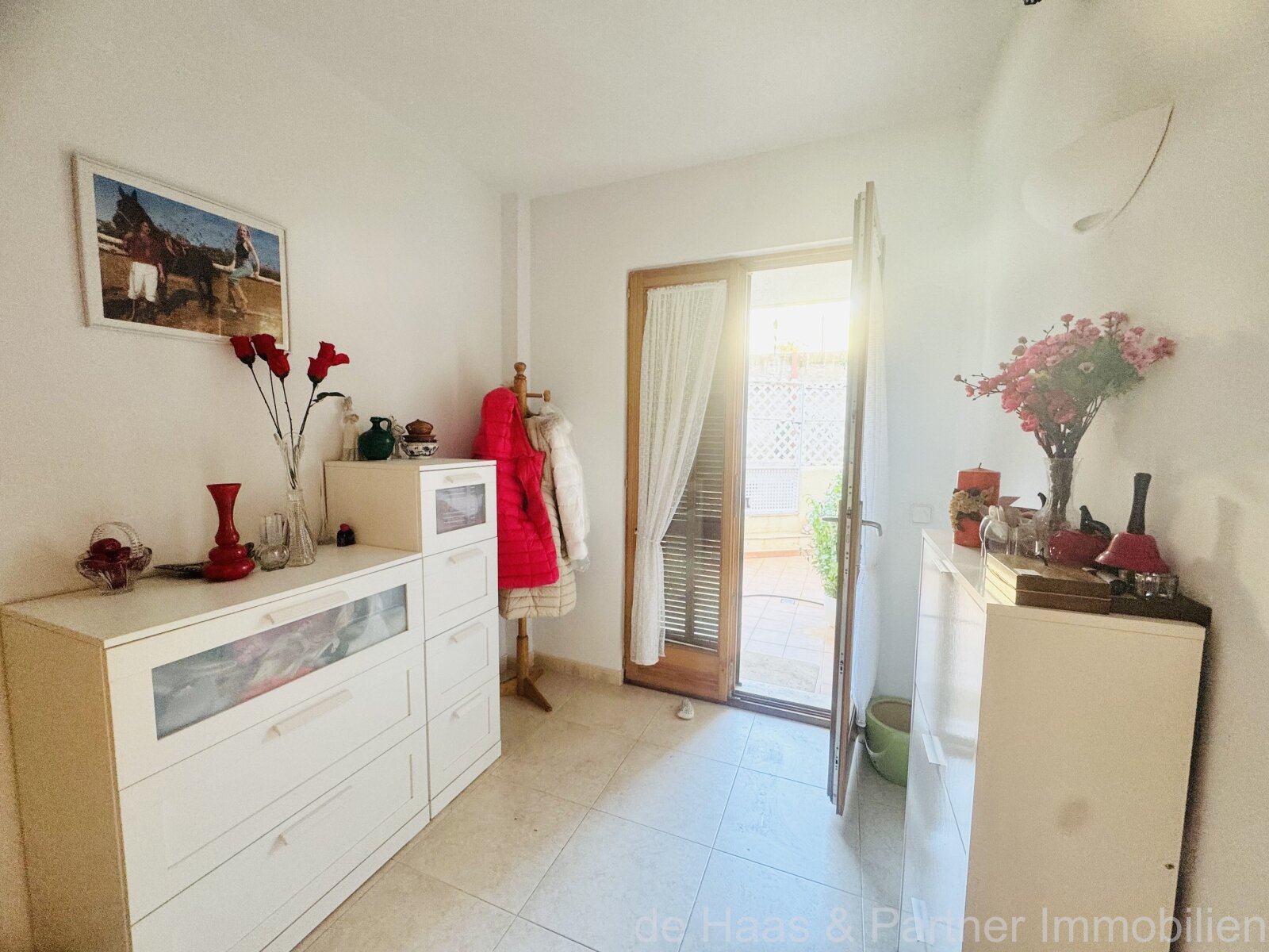 Stylish ground-floor flat with terrace and private parking space