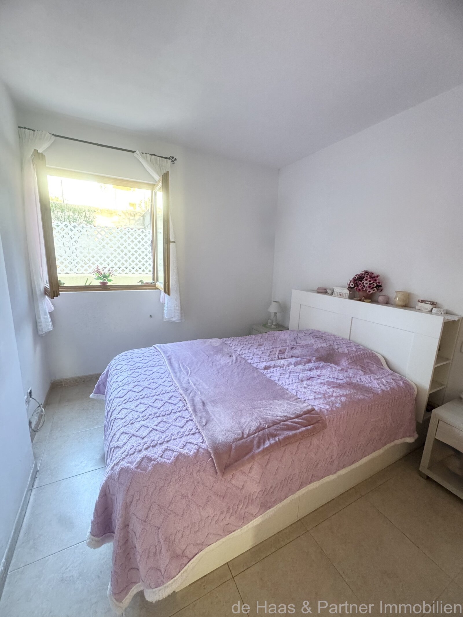 Stylish ground-floor flat with terrace and private parking space