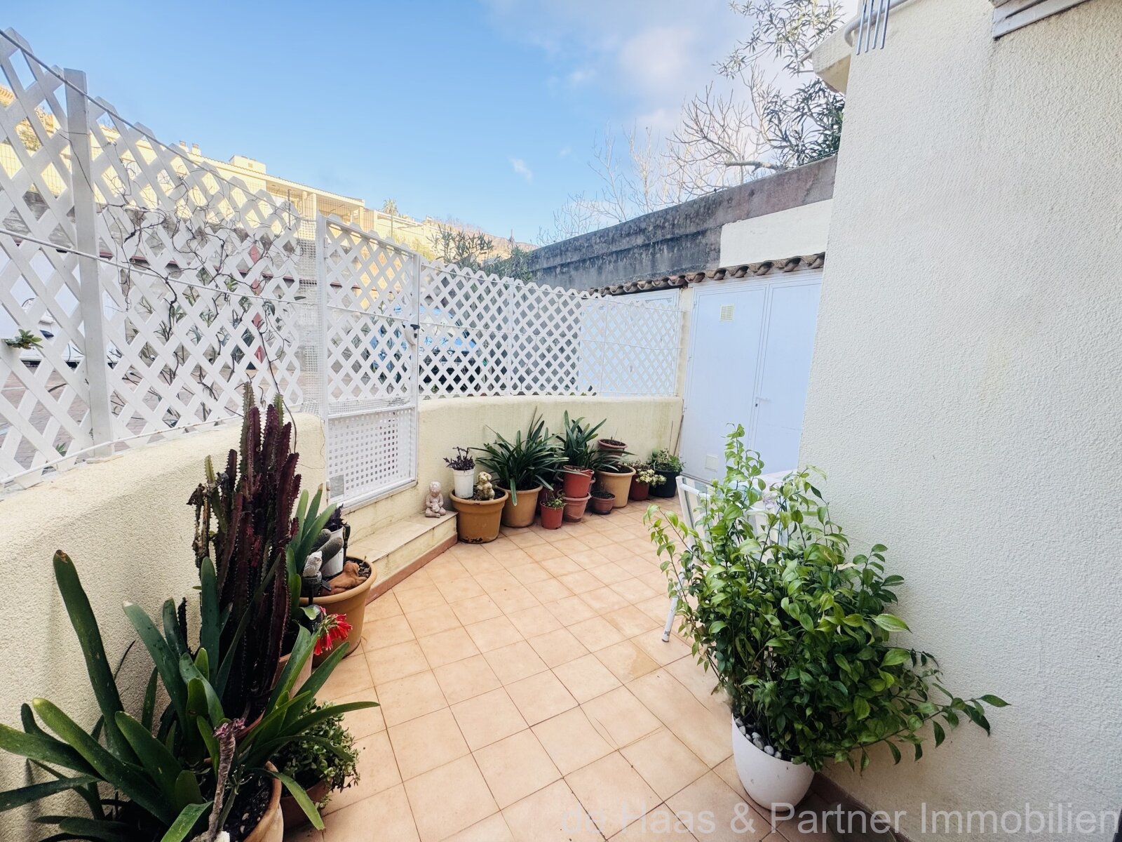 Stylish ground-floor flat with terrace and private parking space