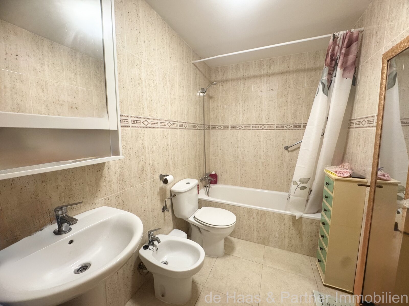 Stylish ground-floor flat with terrace and private parking space