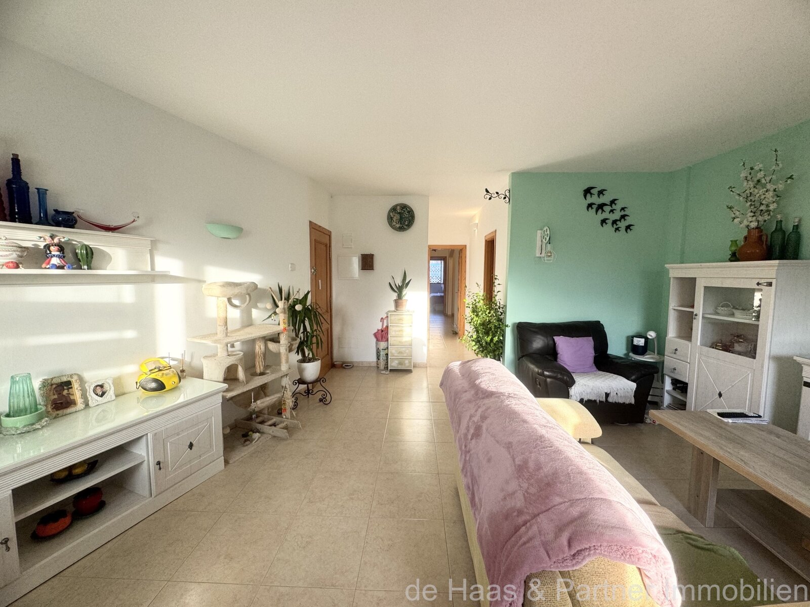 Stylish ground-floor flat with terrace and private parking space